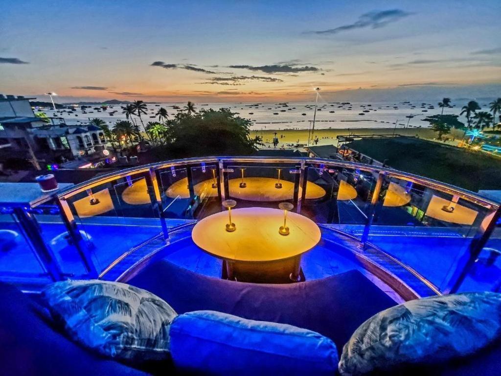 The Globe Hotel, Bar & Restaurant Pattaya Exterior foto