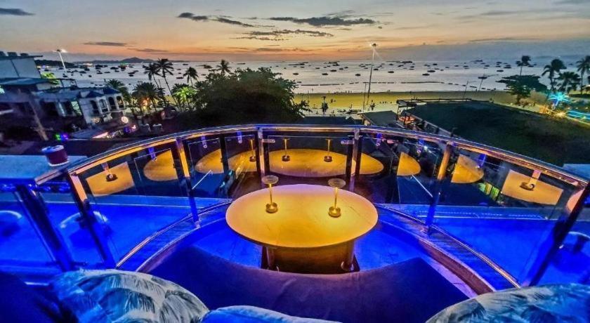 The Globe Hotel, Bar & Restaurant Pattaya Exterior foto